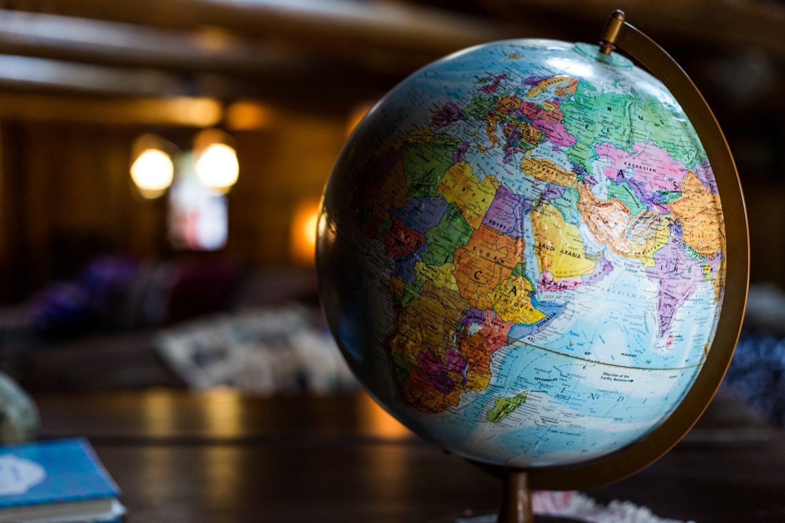 O que devemos esperar da “Globalização 2.0”? desk globe on table