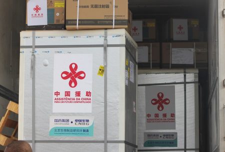 China promove acessibilidade de vacinas e apoia rastreamento científico de origens da COVID-19, diz embaixador