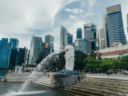9 de agosto é a Data nacional de Singapura white statue of man on top of gray concrete blocks