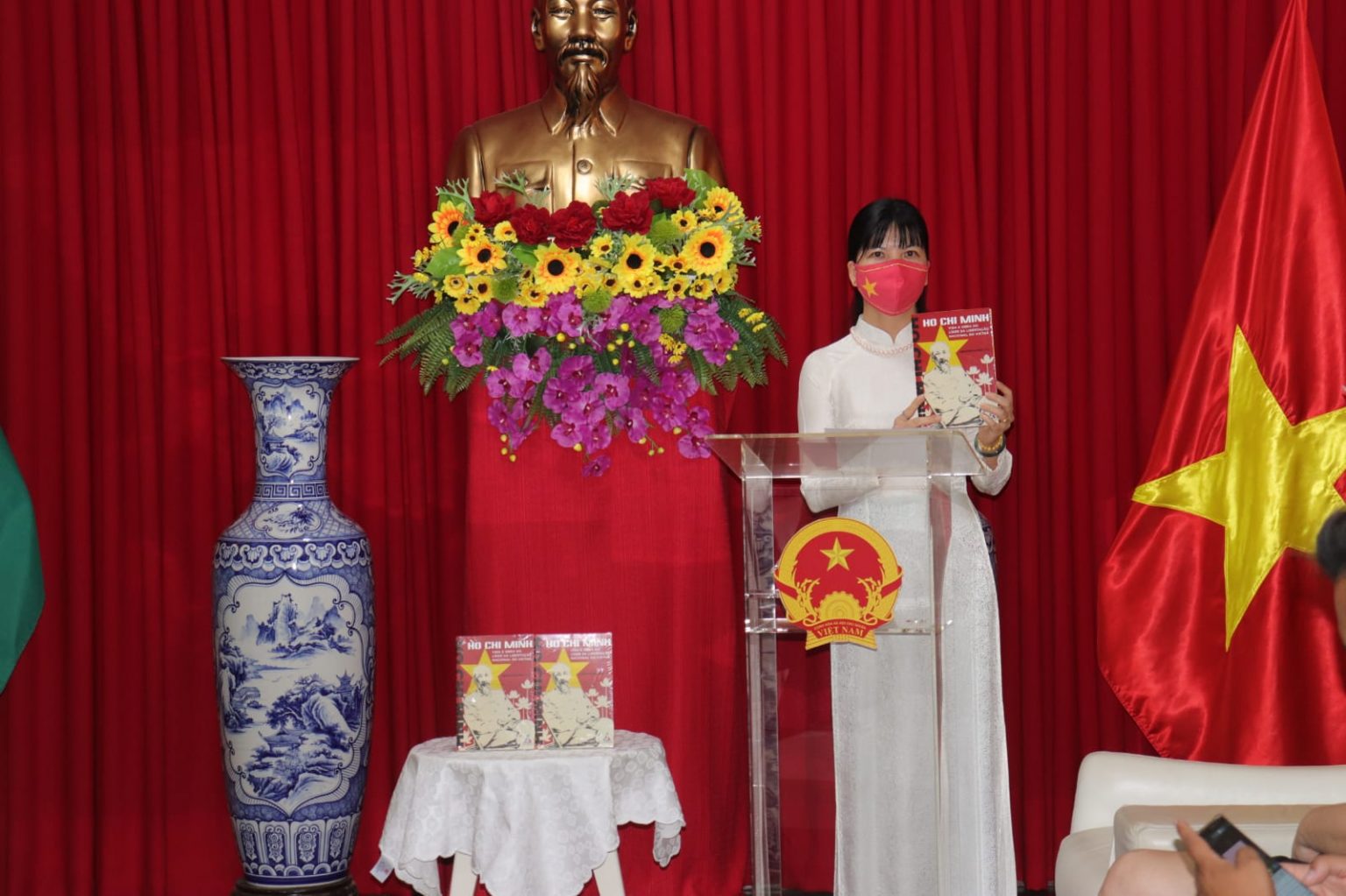 Embaixada do Vietnã lança livro de herói nacional