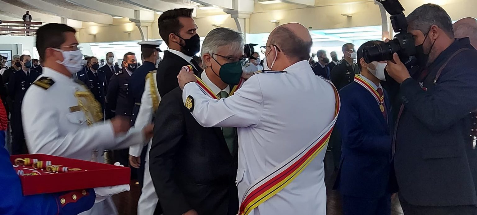 Embaixador da União Europeia, Ignacio Ybáñez, recebe a medalha da Ordem do Mérito Judiciário Militar