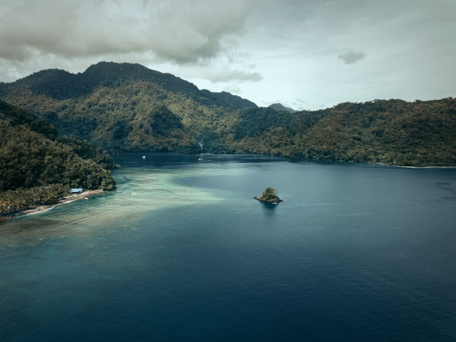 Papua Nova Guiné celebra 46 anos de Independência em 16 de setembro green trees on island surrounded by water during daytime