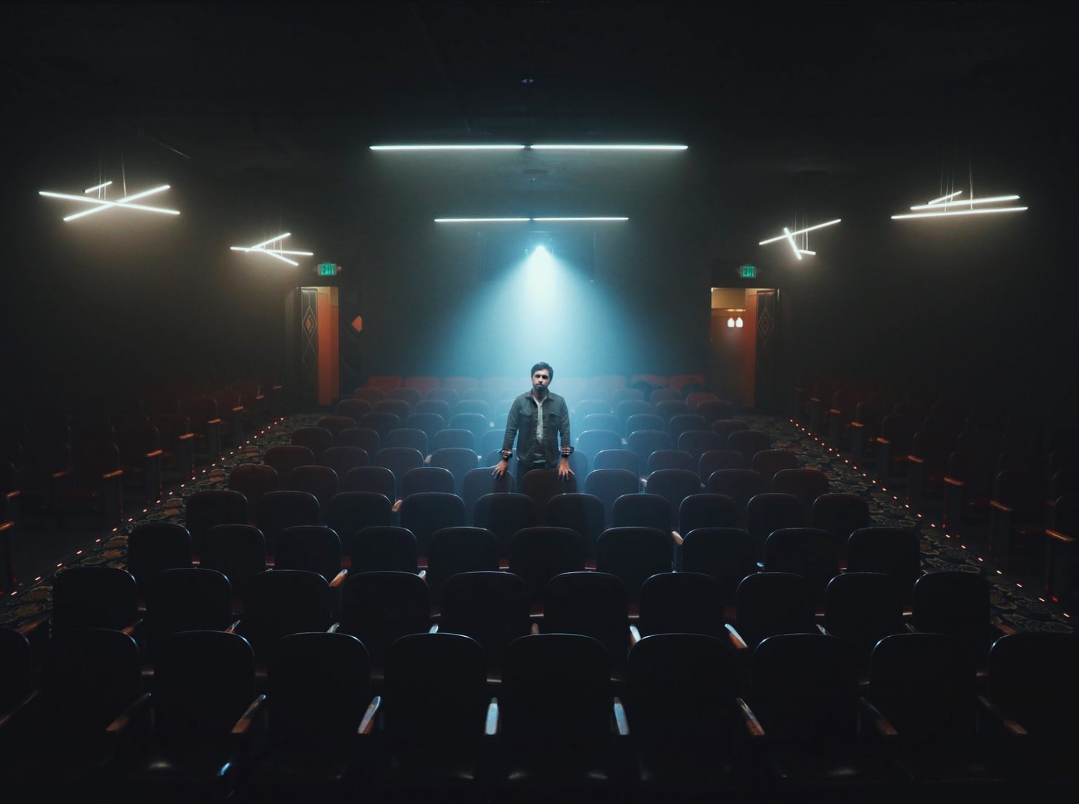 O que é diplomacia cultural? Países ganham influência através de música e cinema man standing in cinema
