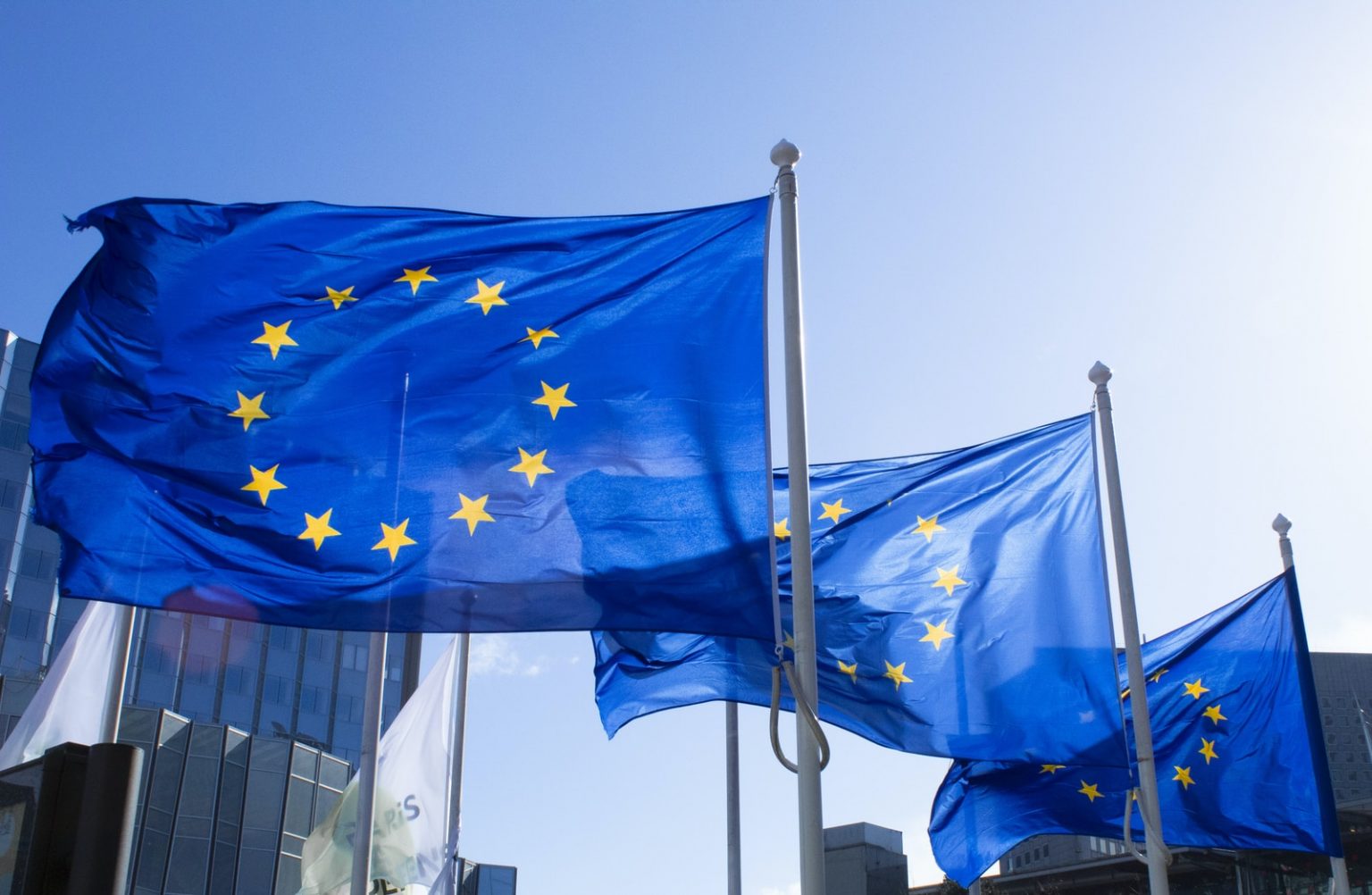 Suécia rejeita criação de Exército europeu blue and yellow flag on pole