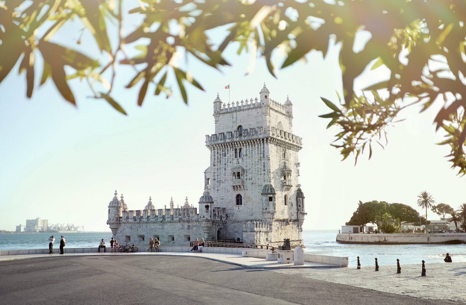 Portugal reabre fronteiras para entrada de brasileiros, mas exige teste negativo de Covid white concrete castle surround with body of water