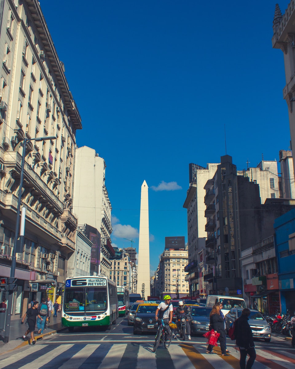 Argentina flexibiliza uso de máscaras e reabrirá para brasileiros cars on road near high rise buildings during daytime