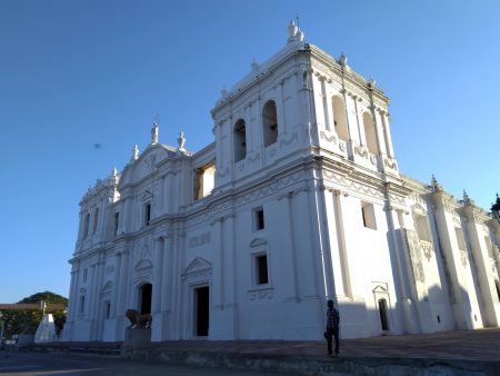 Bicentenário de Independência da Nicarágua é comemorado em 15 de setembro man standing near white building under blue sky