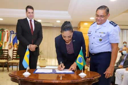 Ministério da Defesa assina acordo com a Câmara Brasileira de Comércio na Suécia