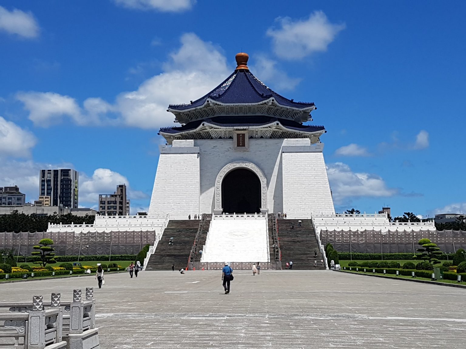 Taiwan celebra hoje sua Data Nacional white and blue temple