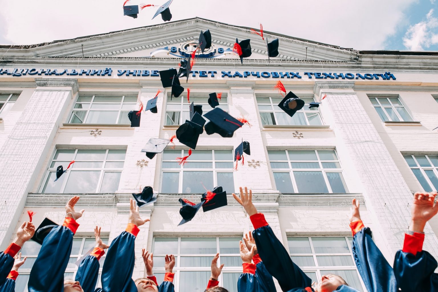 Programa oferece oportunidade de graduação nos EUA para estudantes brasileiros de baixa renda group of fresh graduates students throwing their academic hat in the air