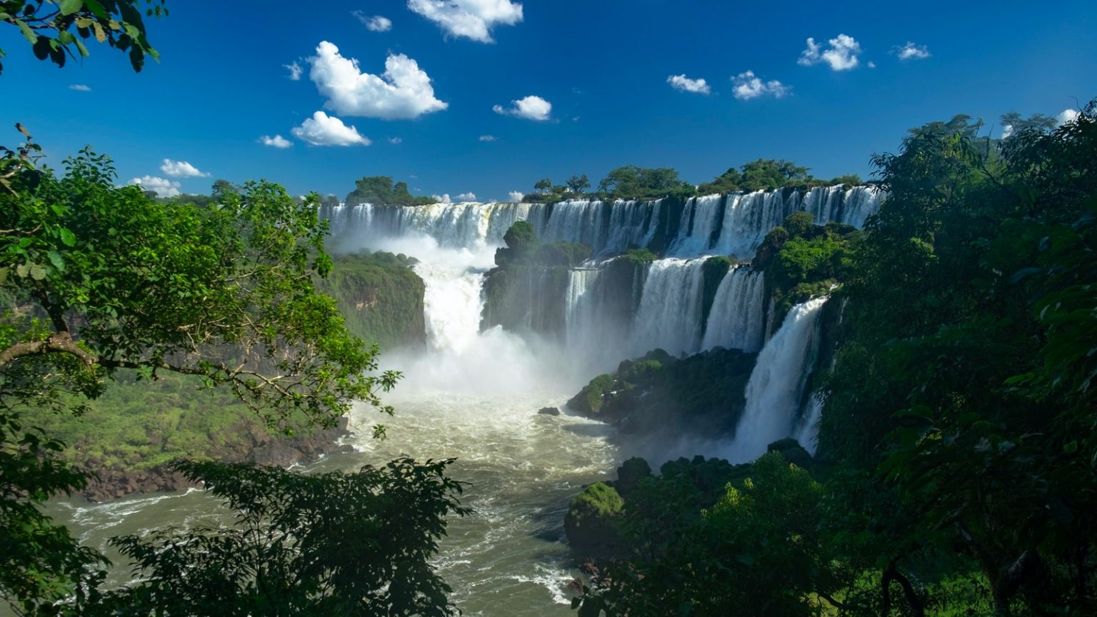 Foz do Iguaçu será o primeiro destino turístico halal da América Latina trees beside waterfalls