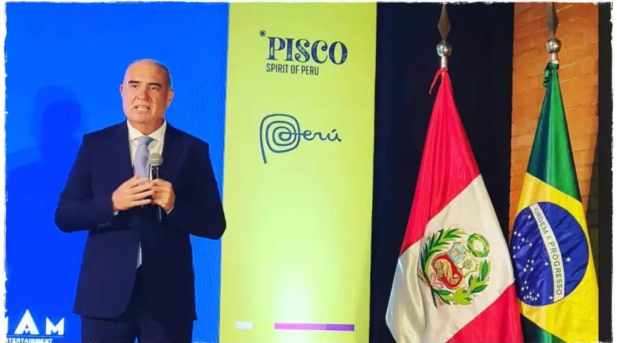 Embaixador do Peru é condecorado com a Ordem Nacional do Cruzeiro do Sul