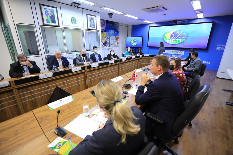 Ministro do MCTI se reúne com embaixador da Noruega no Brasil