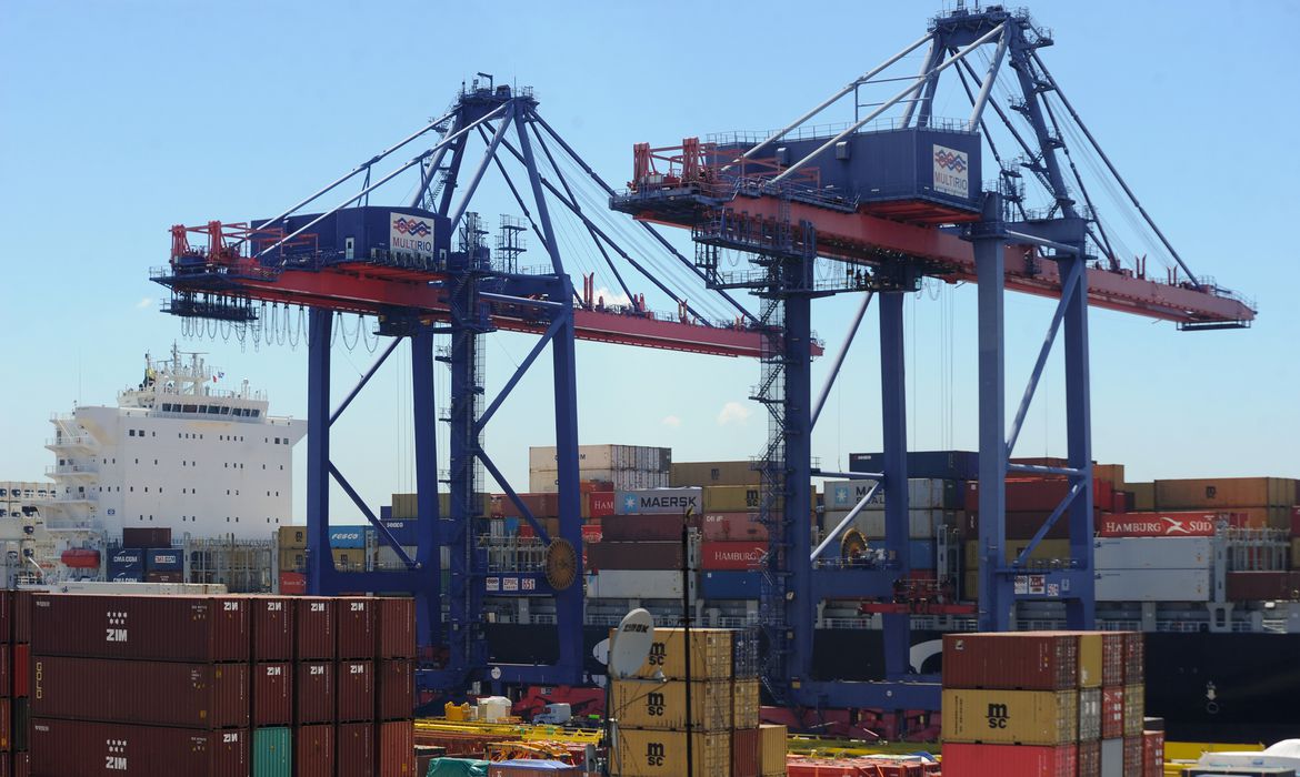 Brasil projeta superávit comercial de US$ 79,4 bi em 2022