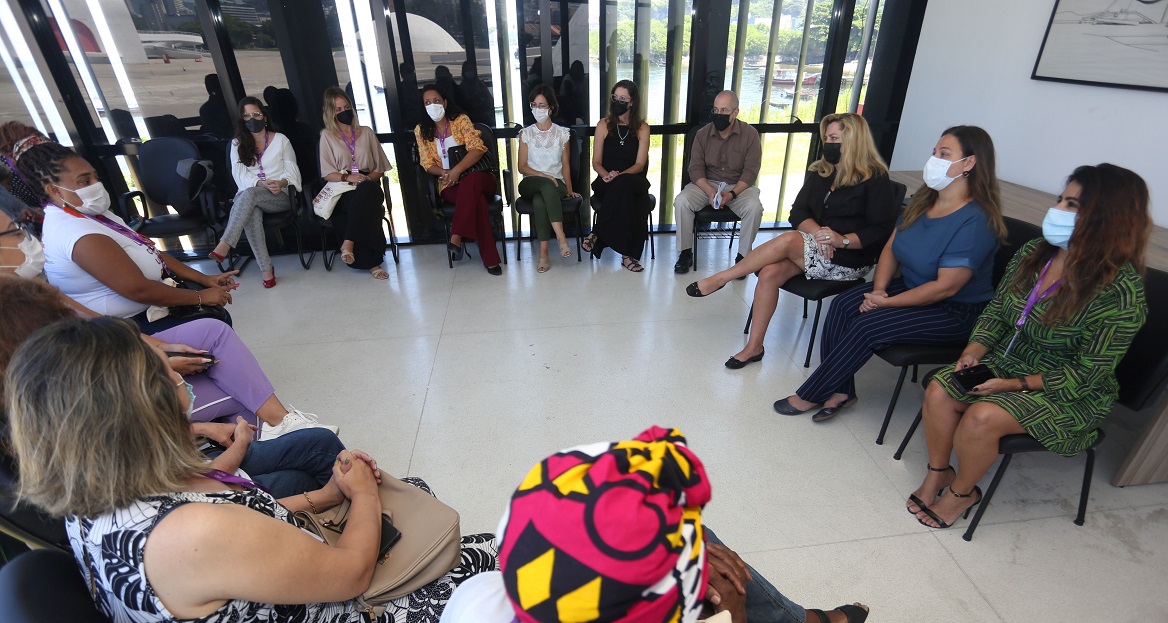 Cônsul americana participa de roda de conversa em Niterói (RJ)