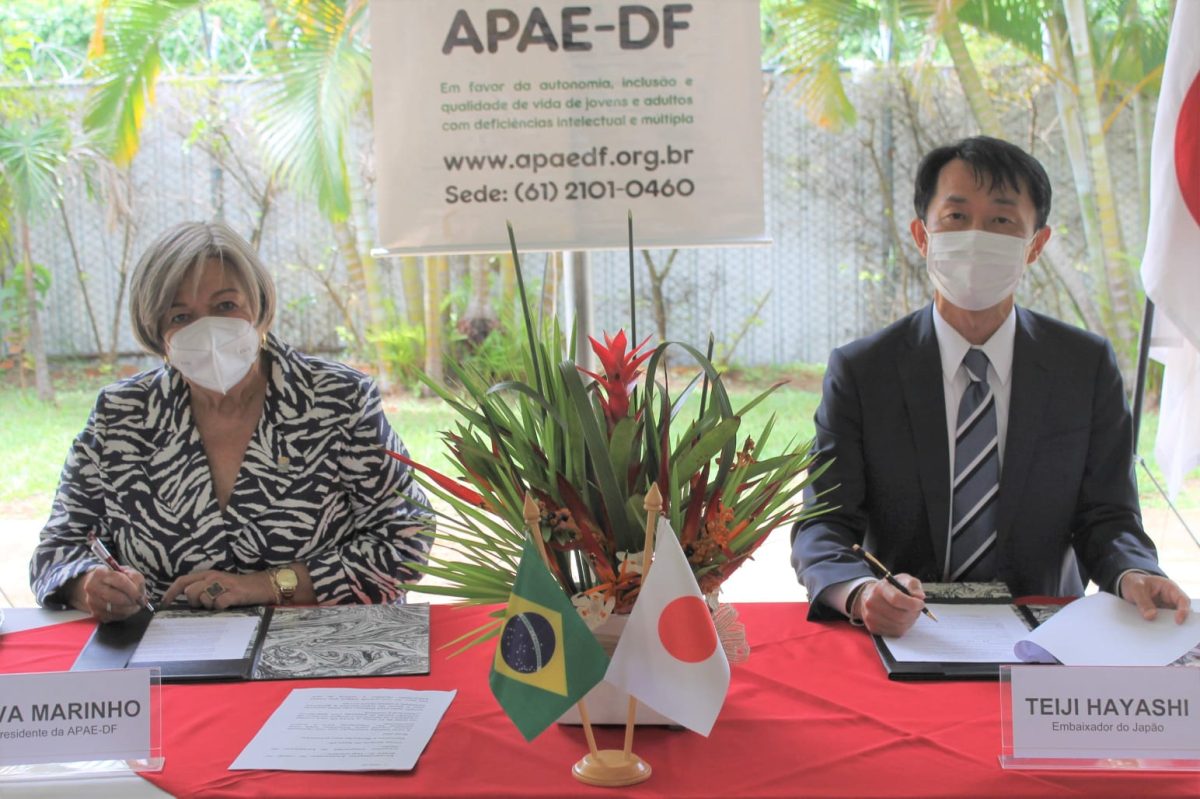 Embaixador do Japão entrega van à APAE do Distrito Federal
