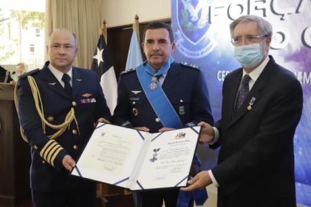 Força Aérea Chilena homenageia comandante da FAB