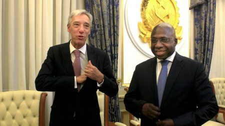 Angola e Portugal querem reforçar áreas de cooperação O ministro dos Negócio Estrangeiro de Portugal, João Gomes Cravinho (E), acompanhado pelo ministro das relações Exterior de Angola TéTé António (D), no Palácio Presidencial em Luanda, Angola, 12 de abril de 2022. AMPE ROGÉRIO / LUSA