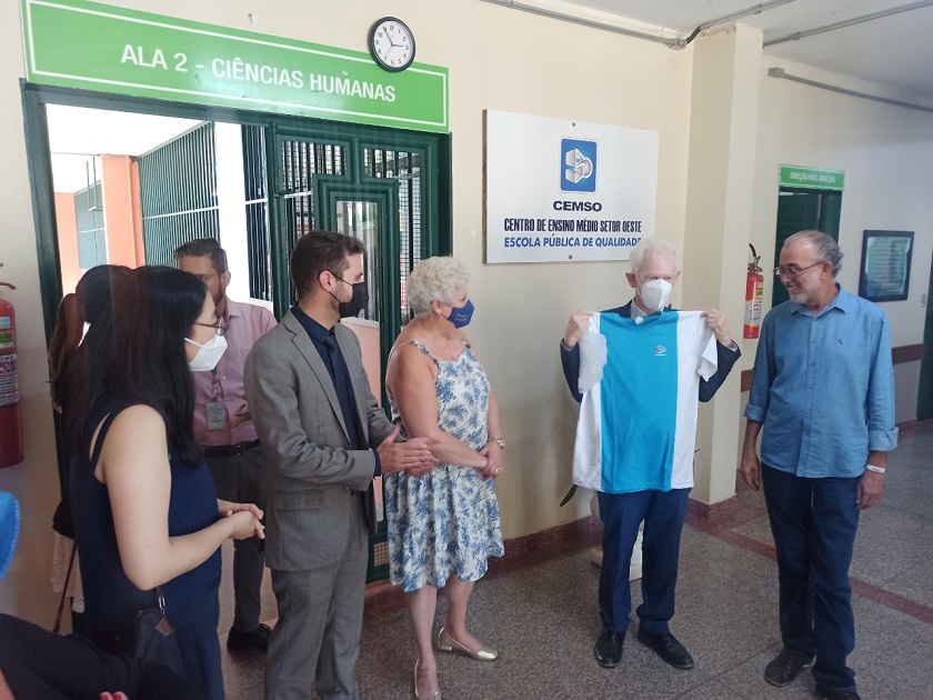 Embaixada da Austrália faz doação de jalecos com apoio do GDF