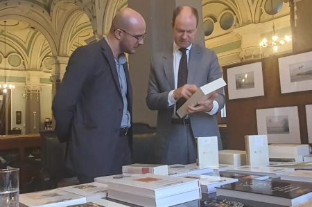 Cônsul da Espanha doa coleção de livros para a Biblioteca Nacional