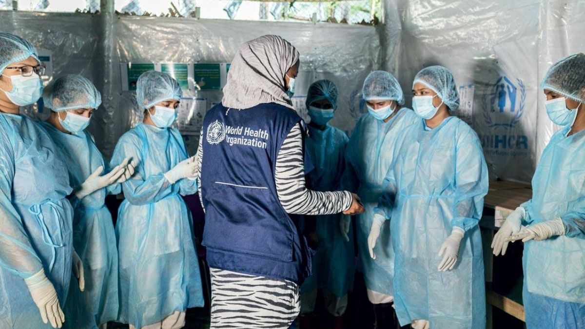 Diplomacia contra a Covid-19 Funcionária da OMS orienta enfermeiros em uma unidade de saúde do campo de refugiados de Kutupalong, em Bangladesh