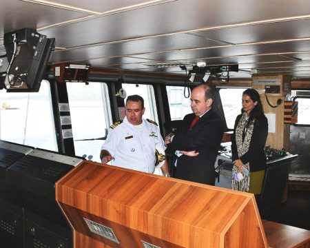 Navio Polar “Almirante Maximiano” recebe visita do Embaixador do Brasil no Uruguai