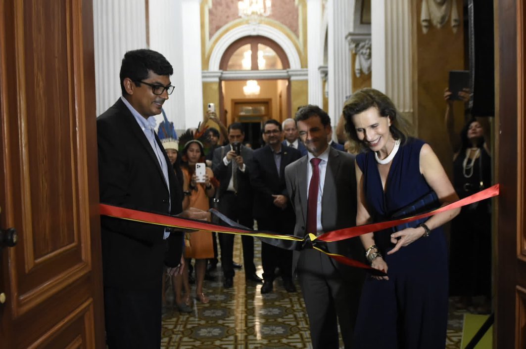 Princesa Marie-Esméralda, da Bélgica, inaugura mostra fotográfica sobre seu pai em Manaus