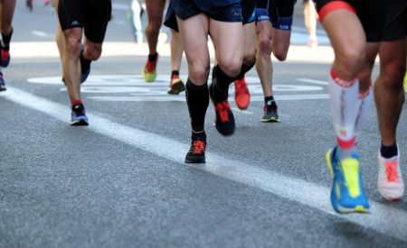 Consulado italiano promove corrida de 7,5 km no RJ pelo Dia do Meio Ambiente people running on gray asphalt road during daytime