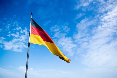 Consulados da Alemanha no Brasil farão atividades especiais pela Semana da Língua Alemã blue, red, and yellow flag
