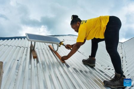 Mulher usa energia solar para iluminar comunidades rurais em Camarões