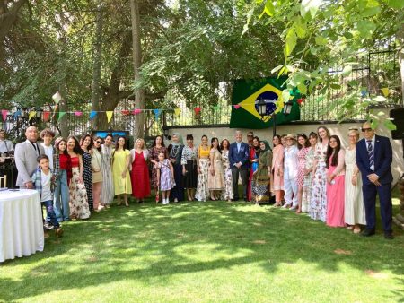 Aditância do Brasil conduz evento cultural com família militar no Irã