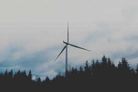 Hidrogênio feito da energia eólica no Rio Grande do Sul pode ser comprada pelos Países Baixos white windmill during cloudy sky