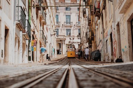 Emissões de passaporte e identidade de Portugal aumentam mais de 70% no consulado de São Paulo train between buildings