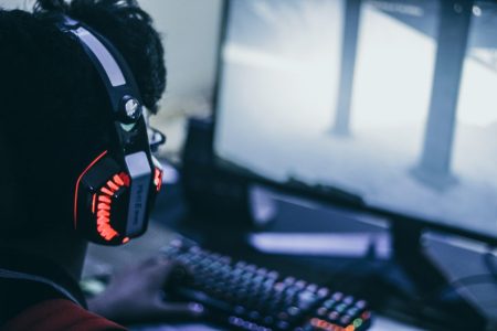 Programa Diplomacia da Inovação do Brasil busca mostrar avanços tecnológicos do país person wearing orange and black headphones