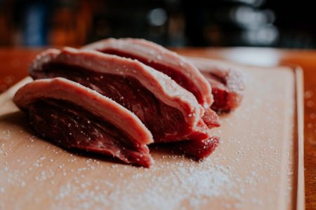 Egito mais que dobra compra de carne bovina do Brasil raw meat on white table