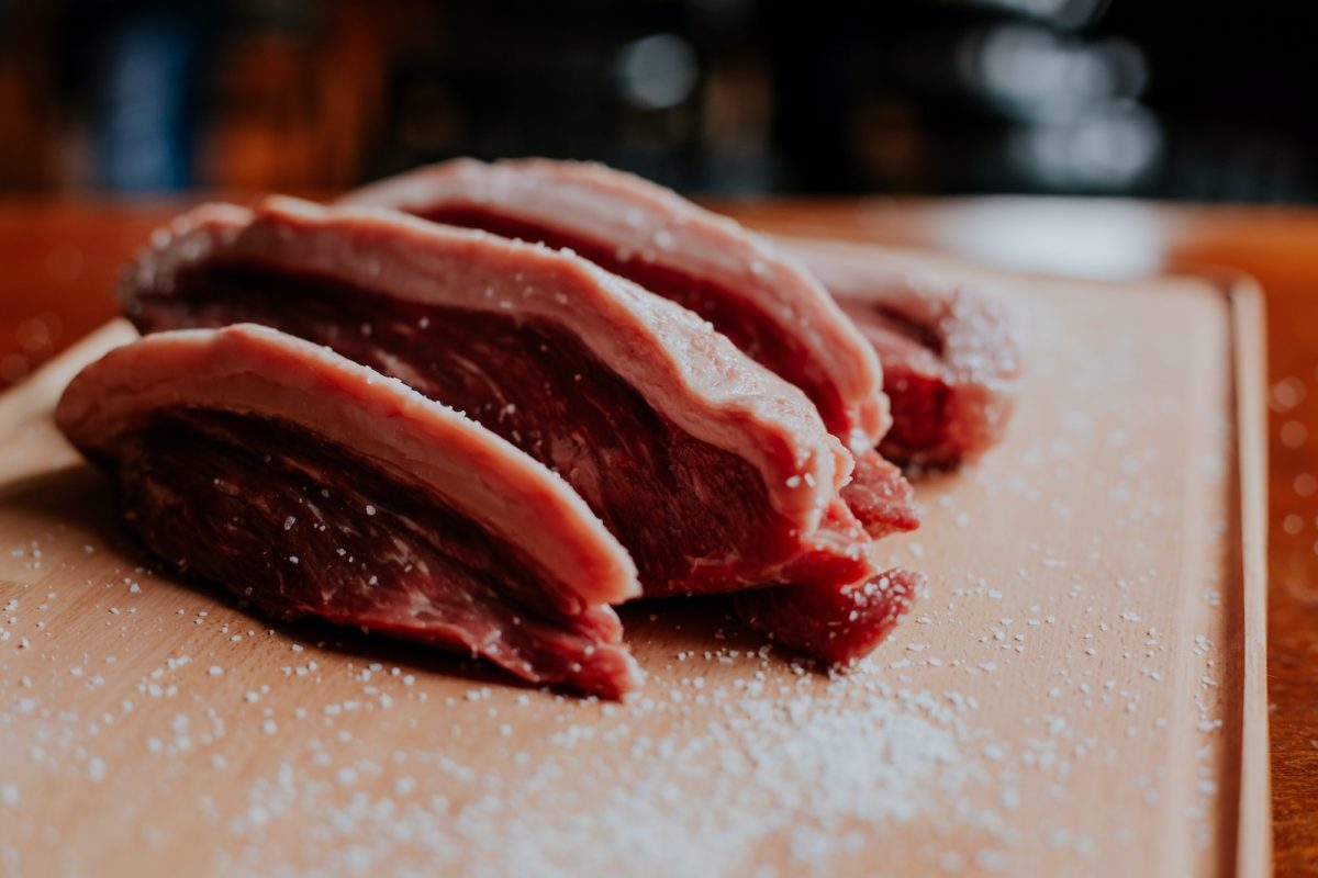Egito mais que dobra compra de carne bovina do Brasil raw meat on white table