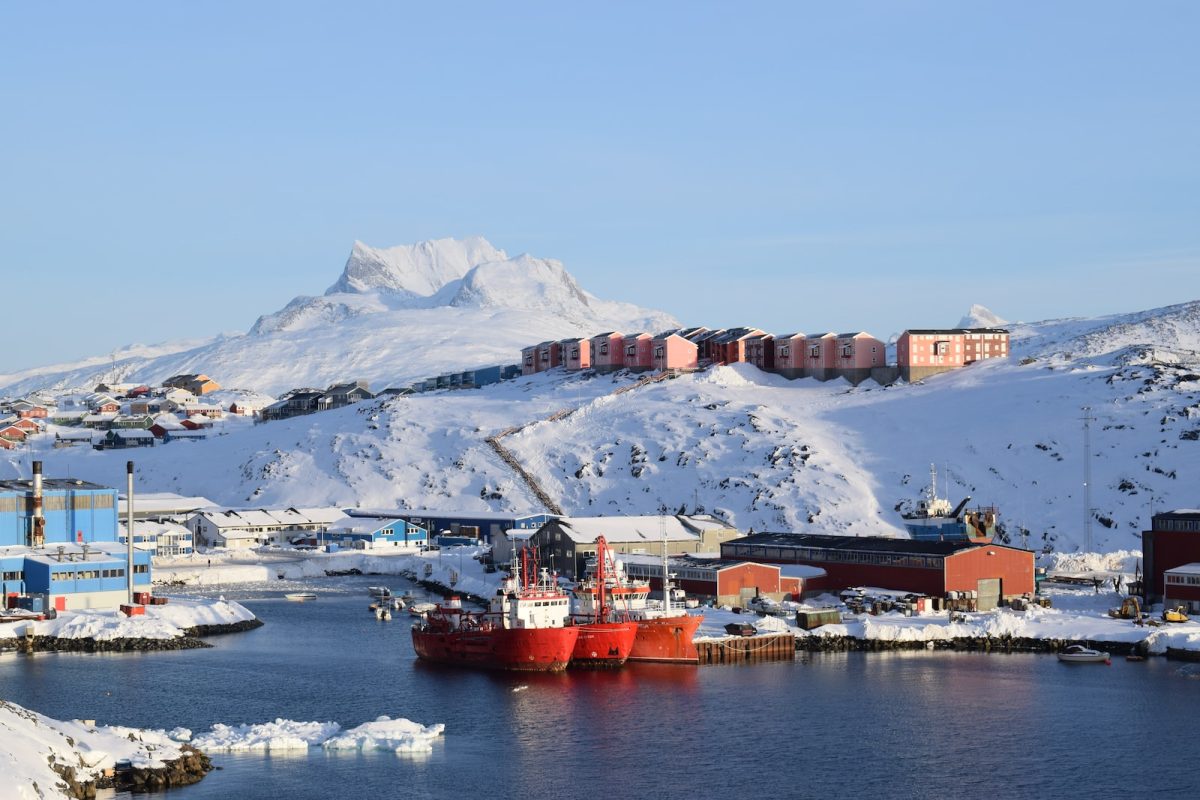 EUA criam cargo de embaixador para o Ártico red and white ship on sea near mountain during daytime