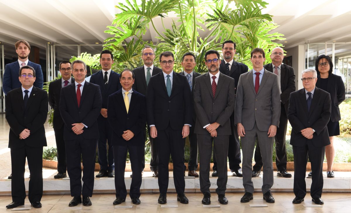 Embaixador de Singapura, Sam Goi Seng Hui, reúne-se com chanceler Carlos França
