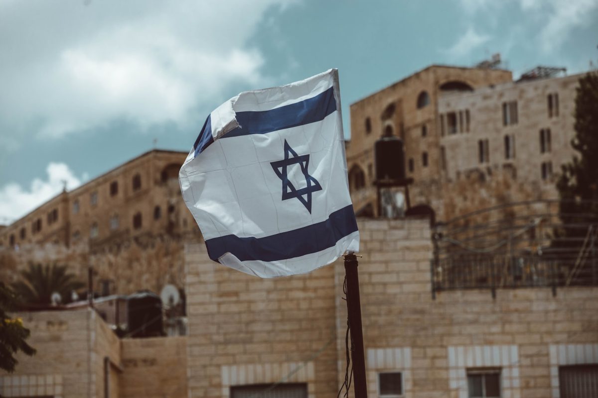 ONG oferece suporte gratuito a judeus no processo de Aliá para Israel blue and white flag on pole