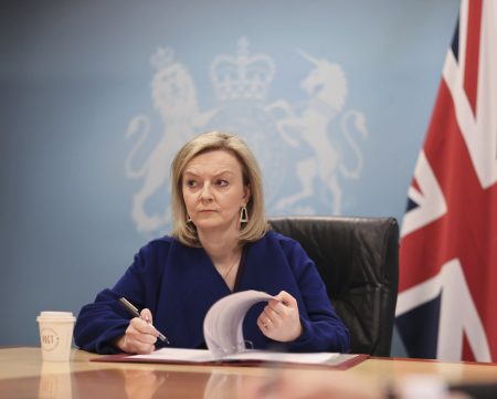 Elizabeth Truss toma posse como nova primeira-ministra do Reino Unido