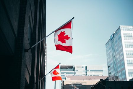 São Paulo busca convênio com Canadá para intercâmbio dos alunos da rede estadual de educação white and red flag on black pole