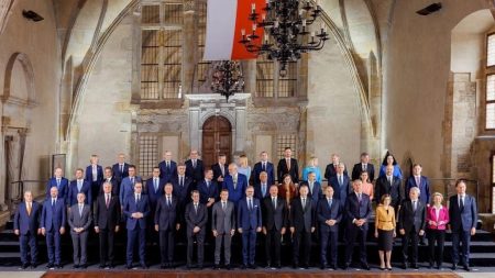 Líderes de 44 países participam do lançamento da Comunidade Política Europeia