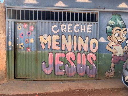 Creche Menino Jesus recebe doação de caixas de leite