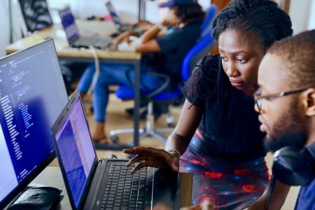 Relação comercial Brasil-Nigéria está em ascensão man using black laptop computer