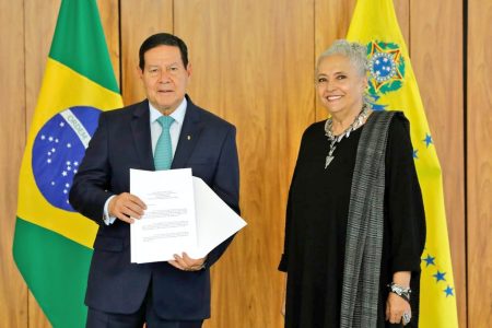 Hamilton Mourão recebe credenciais de sete novos embaixadores no Brasil