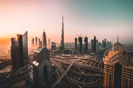 Dubai lidera a região MENA no Índice de Cidade de Energia Global 2022 aerial photo of city highway surrounded by high-rise buildings