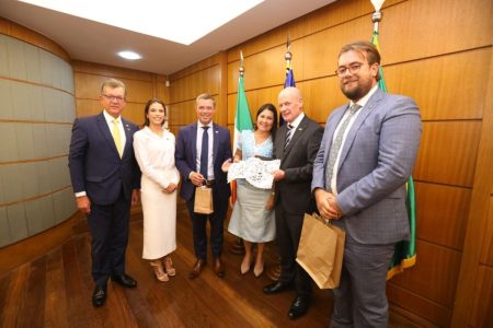 Embaixador da Irlanda aceita convite para visitar Sergipe e conhecer produção da renda irlandesa durante festejos juninos