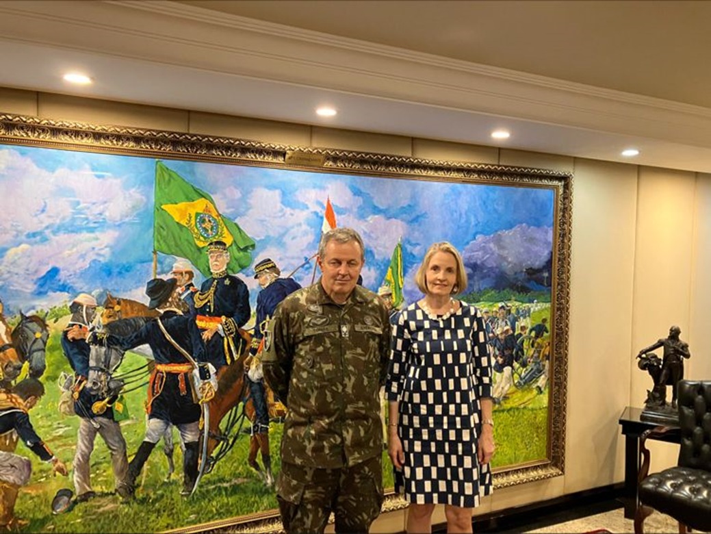 Embaixadora da Finlândia reúne-se com lideranças do Exército e da Marinha do Brasil