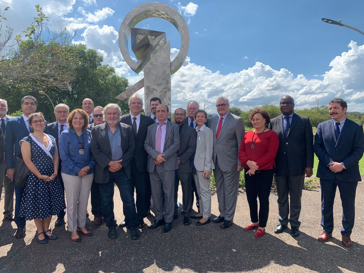 Escultura de artista cubano em homenagem a Darcy Ribeiro é inaugurada na UnB