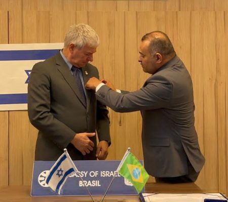 Câmara de Goiânia concede medalha a embaixador de Israel